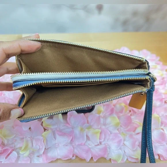 COACH Double Zipper Wristlet
Clutch Tan cream and blue Pebble Leather - Picture 10 of 12